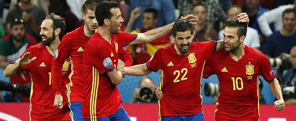 Spanien zieht ins Achtelfinale ein