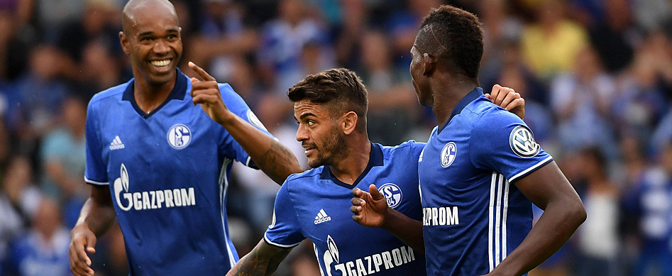 Schalke nimmt die erste Pokalhürde